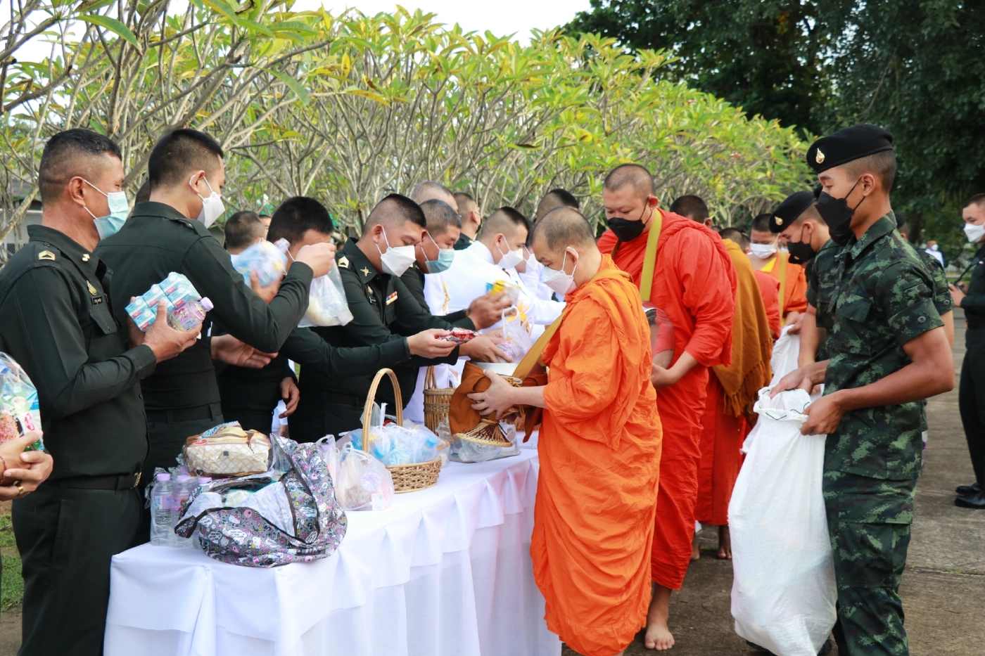 มทบ.38 จัดพิธีบำเพ็ญกุศล-น้อมรำลึกเนื่องในวันคล้ายวันสวรรคต ร.9