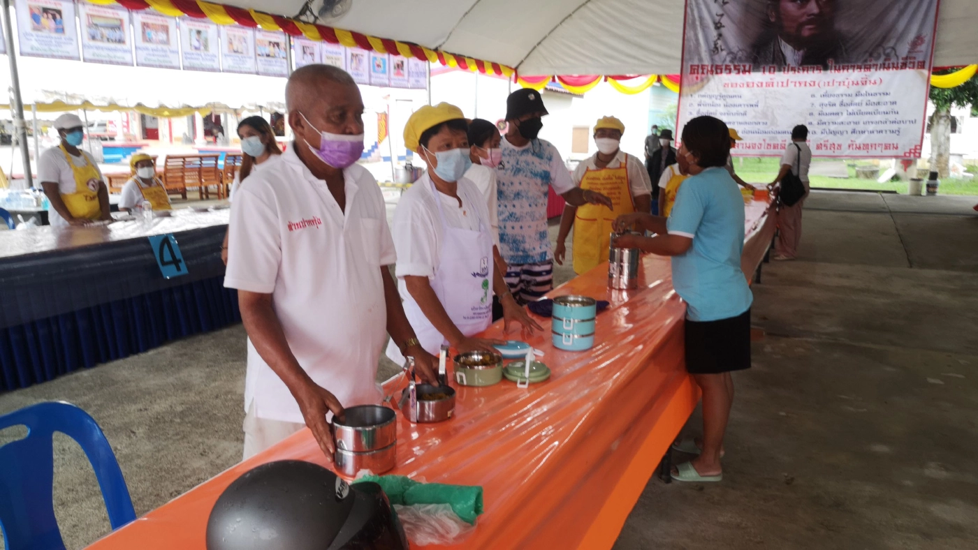 ศาลเจ้าชูเมนูแปลกแหวกแนวผัดกระเพราเฉาก๊วยเจ