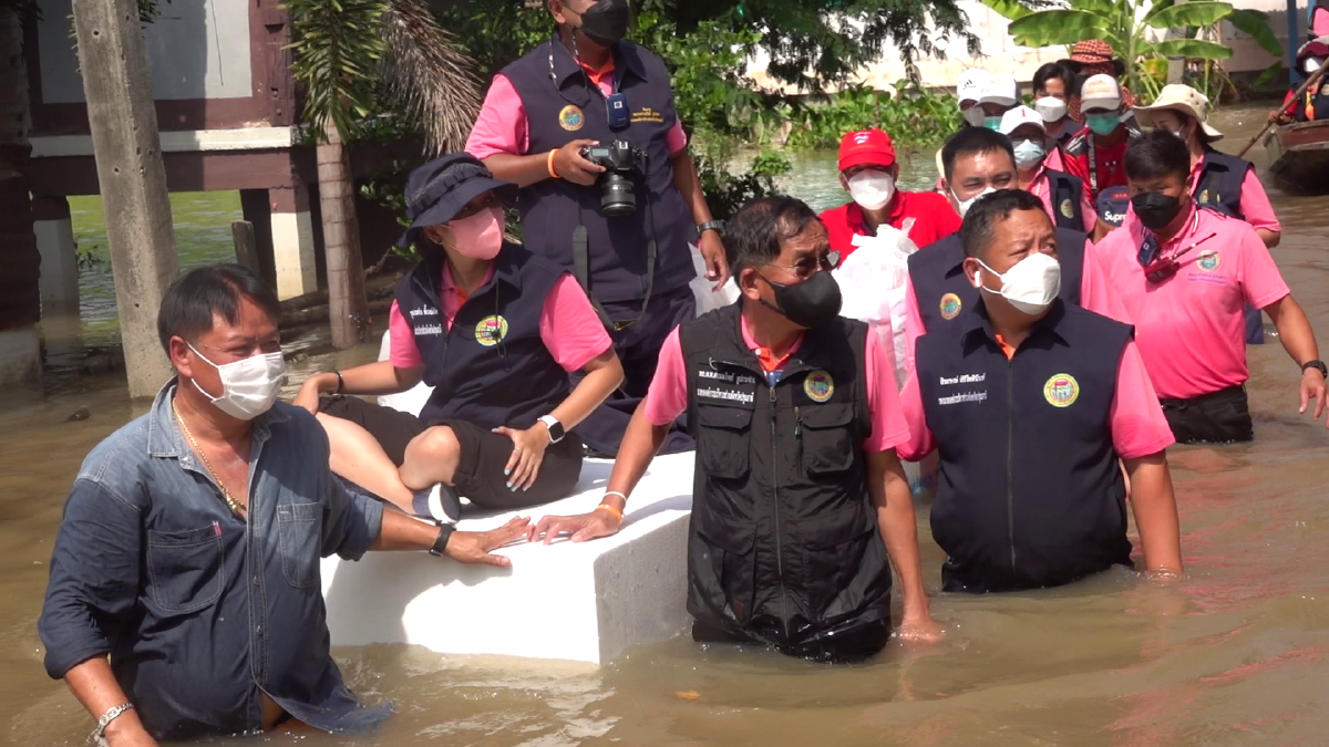 บิ๊กแจ๊สลุยน้ำจุดหนักสุดปทุมฯ มอบถุงรอดชีพชาวบ้านตกสำรวจท้ายเกาะ