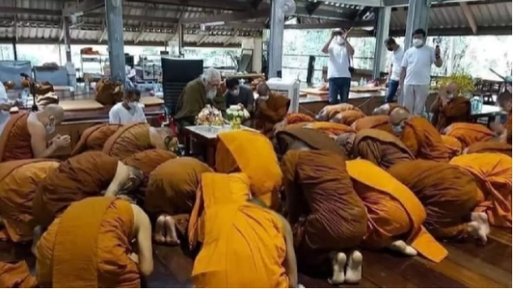 "พระพยอม" ชี้พระกราบ "อดีตพระยันตระ" ไม่ถึงขั้นปาราชิกแต่เสียจารีตพระ