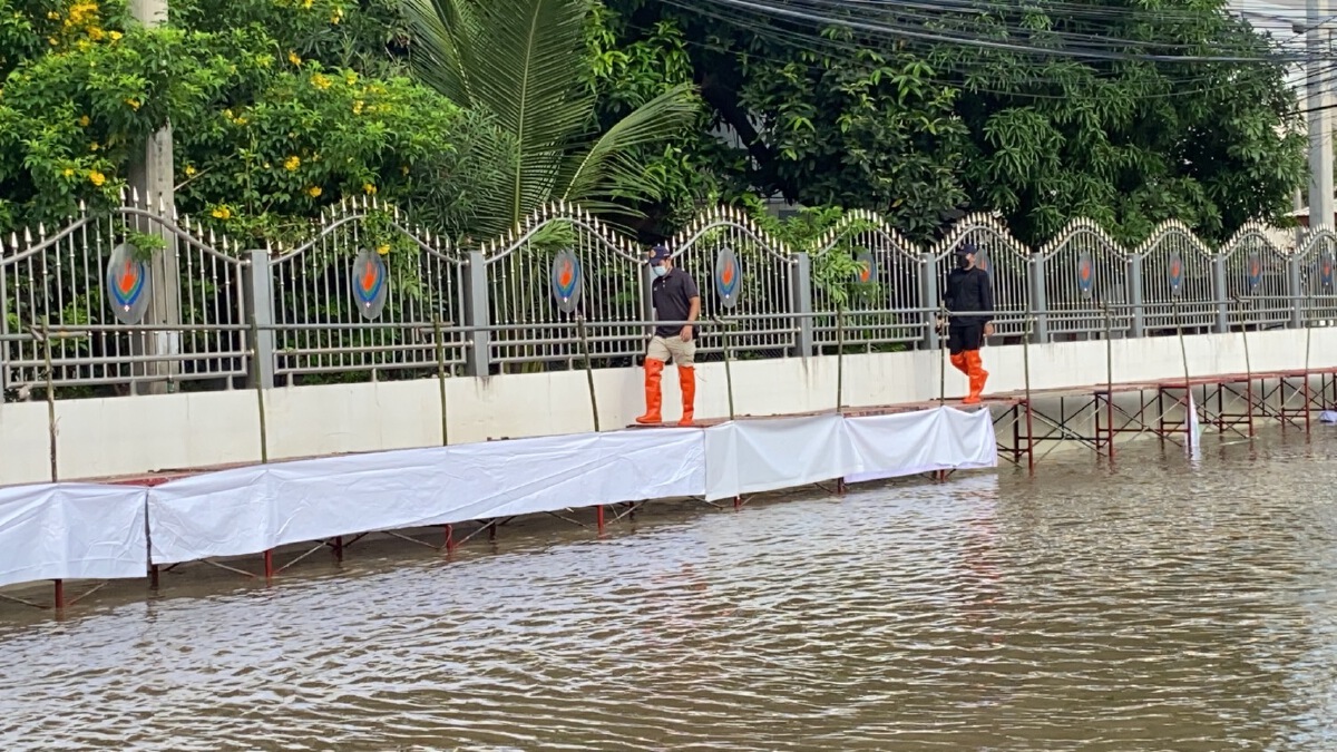 เปลี่ยนธงแดงเป็นธงส้ม เมืองโคราชเร่งผลักดันน้ำ