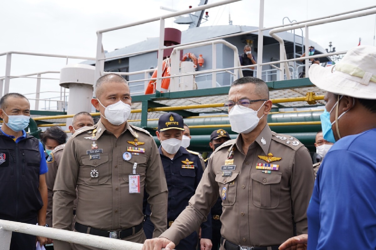 ผบ.ตร.ตรวจเรือบรรทุกน้ำมัน ส่อเถื่ิอน1.2 ล้านลิตร