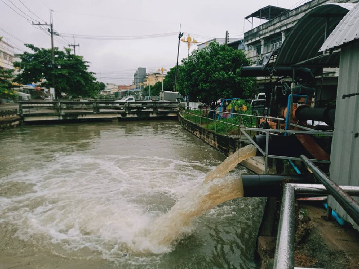 น้ำท่วมรอบองค์พระปฐม-เขตเทศบาลสูง 30 ซม. หลังฝนถล่มนาน 10 ชม.