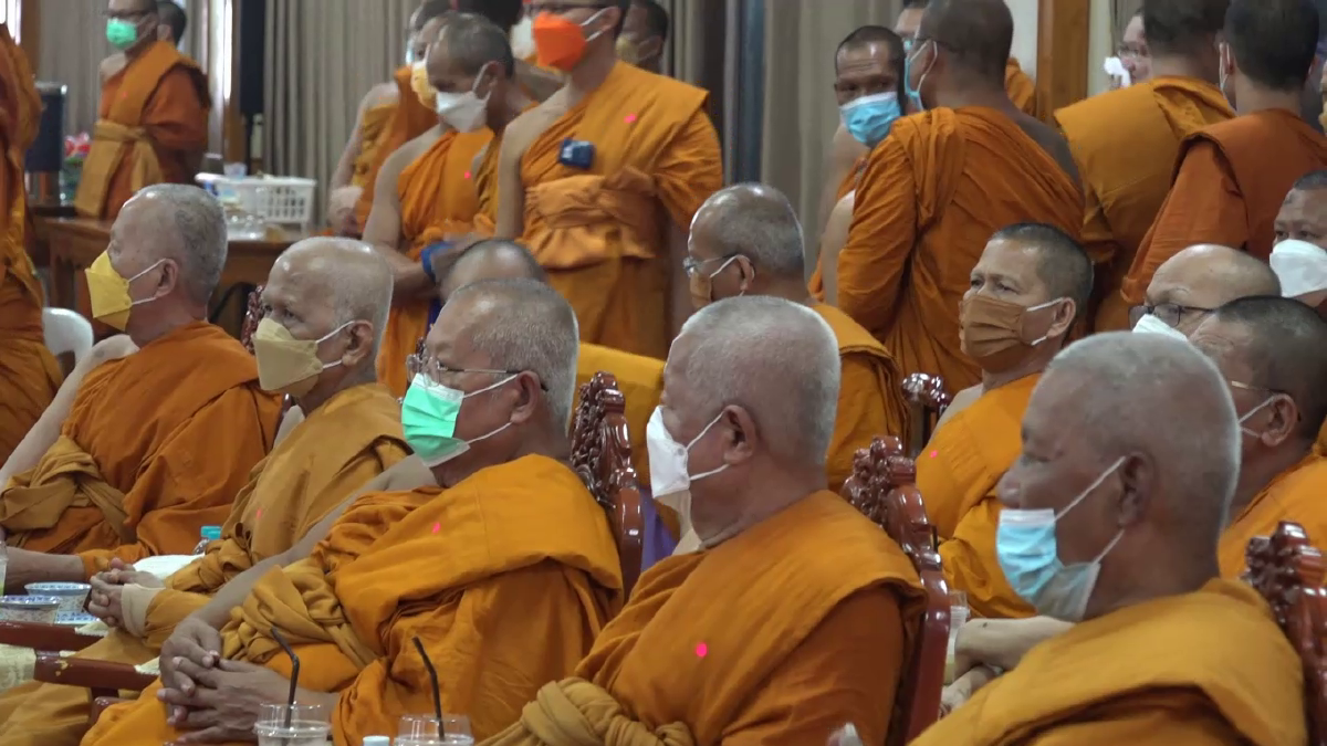พุทธศาสนิกชนในจังหวัดปทุมธานีเข้าถวายให้กำลังใจ