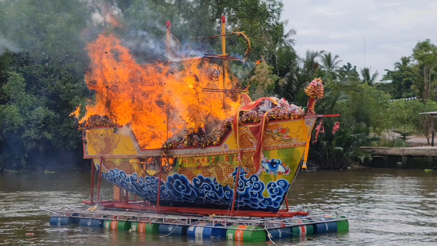 เผาเรือสำเภาพร้อมเครื่องบูชาส่งเทพเจ้าปรับเวลาหลบเคอร์ฟิว