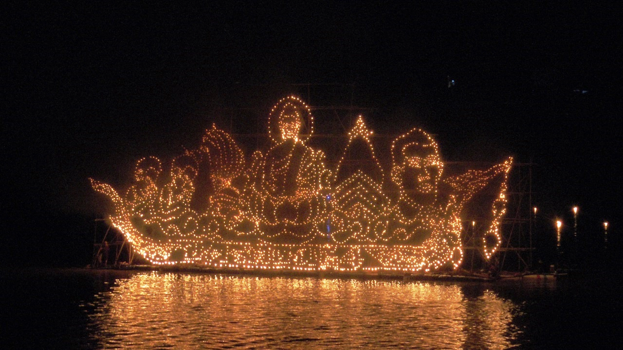 ไหลเรือไฟคืนแรกกลางสายน้ำโขงสุดอลังการ