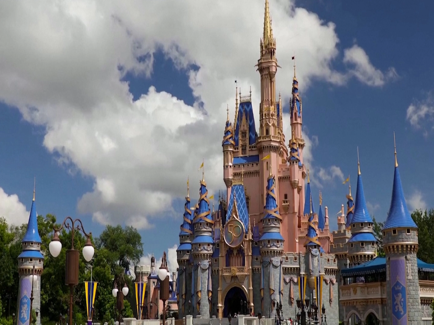 1 ตุลาคม 2514 -  เปิดรีสอร์ต "วอลท์ ดิสนี่ย์เวิร์ลด์"