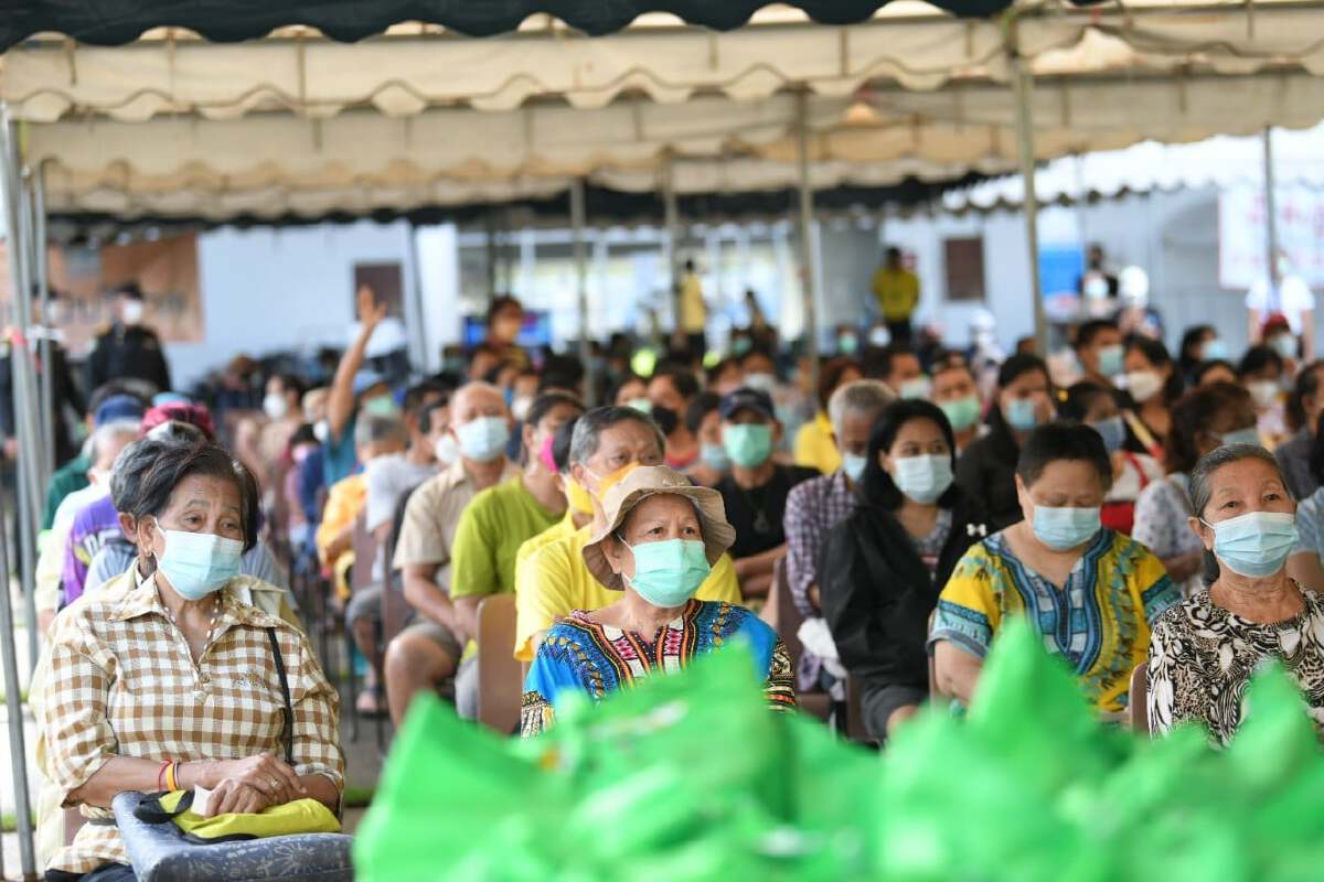 กทม. ร่วมกับ บช.น. และรง. มอบถุงยังชีพให้ชาวดินแดงสู้โควิด