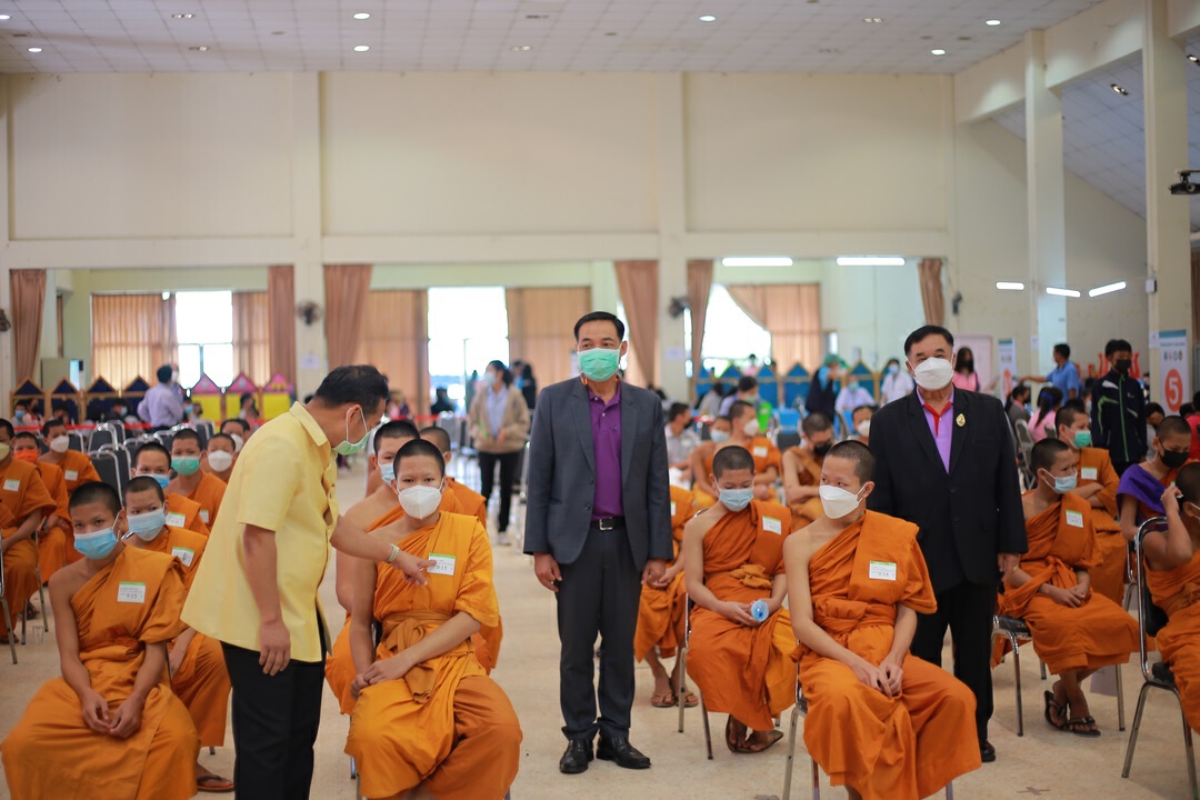 ผู้ตรวจ ศธ. ลงพื้นที่จังหวัดนครพนม ตรวจเยี่ยมให้กำลังใจนร.รับวัคซีน
