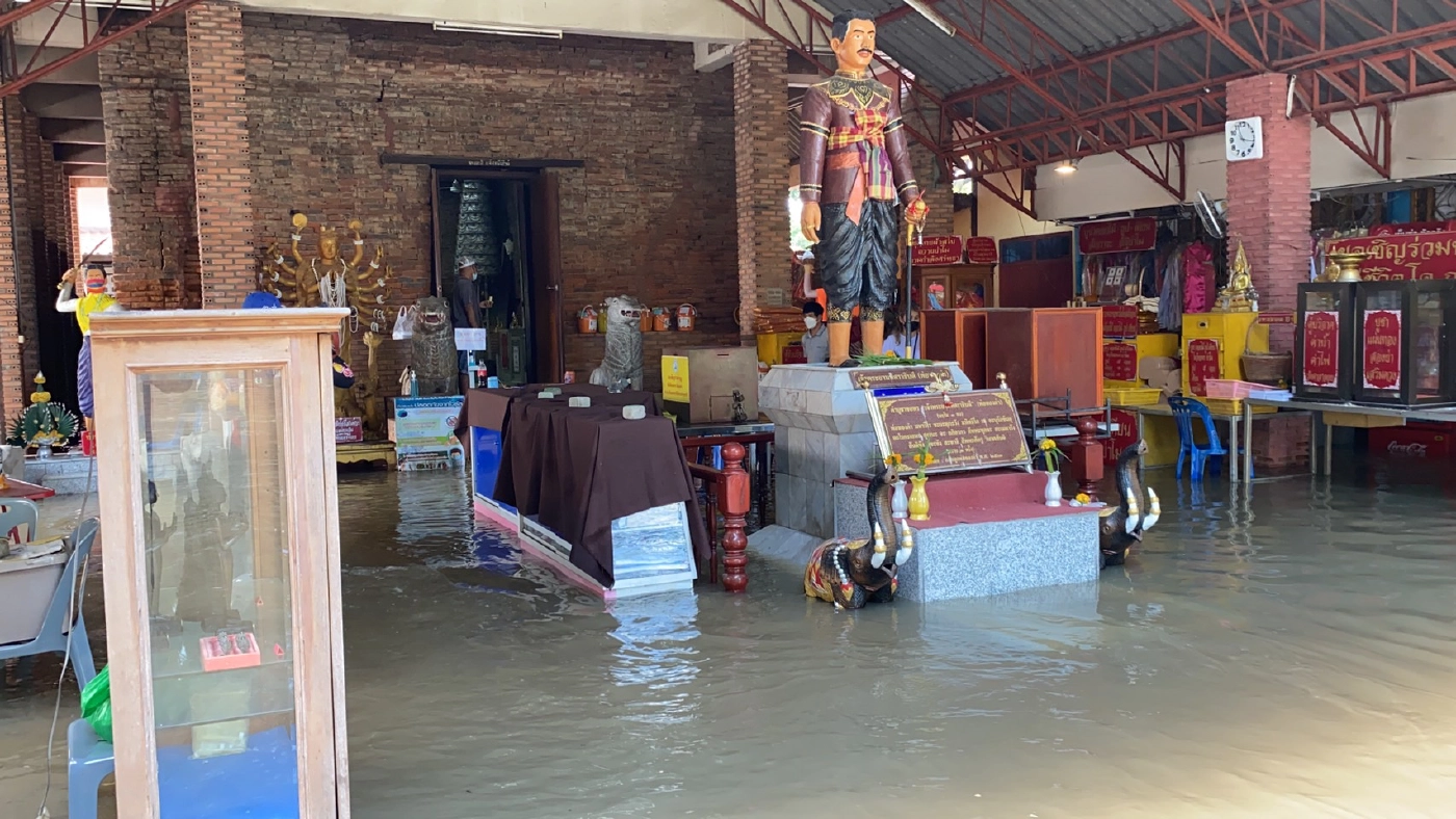 วัดย่าโม ท่วมแล้ว ! ทหารเร่งทำแนวป้องกันสถูปเจดีย์บรรจุอัฐิย่าโม