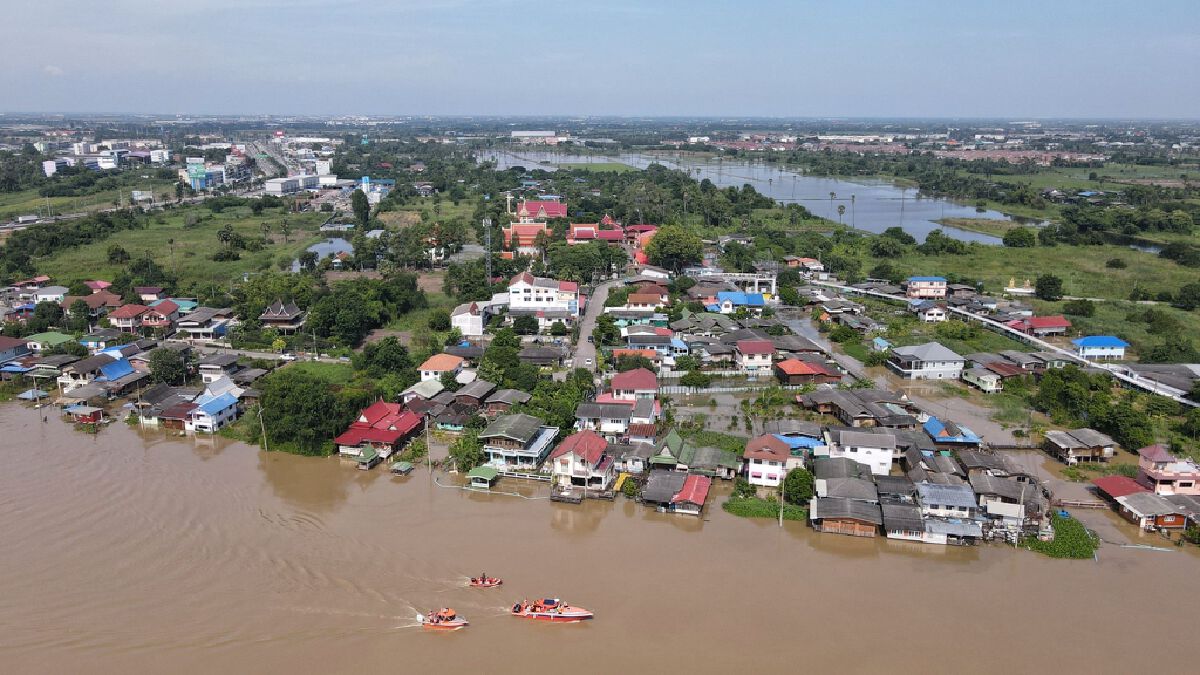 ผู้ว่าฯหมูป่าลุยตรวจน้ำท่วม มั่นใจไม่เท่าปี 54 สั่งเข้มเรือทุกชนิดขับช้า