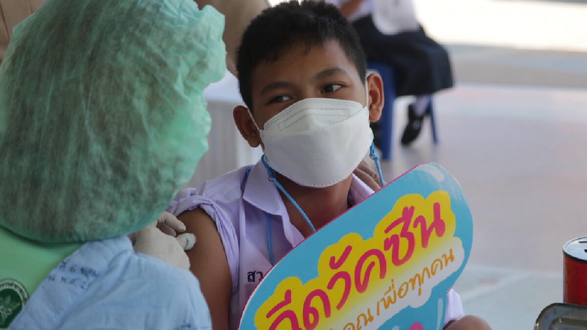 นักเรียนร.ร.ศรีสังวาลย์พกภาพดาราคนโปรดให้กำลังใจฉีดไฟเซอร์