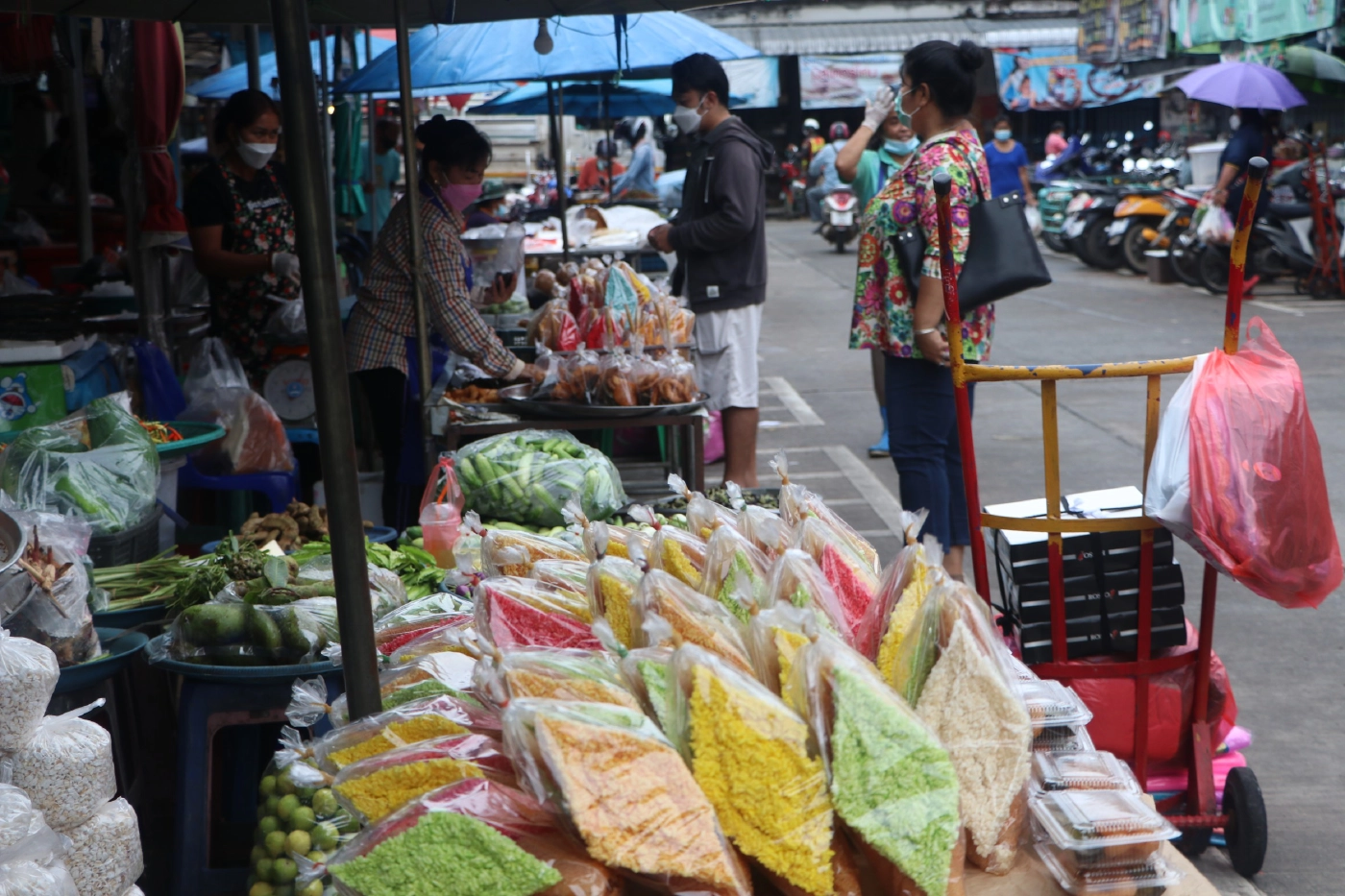 สารทเดือนสิบพัทลุงเงียบเหงา มีชาวบ้านออกจับจ่ายซื้อขนมบางตา