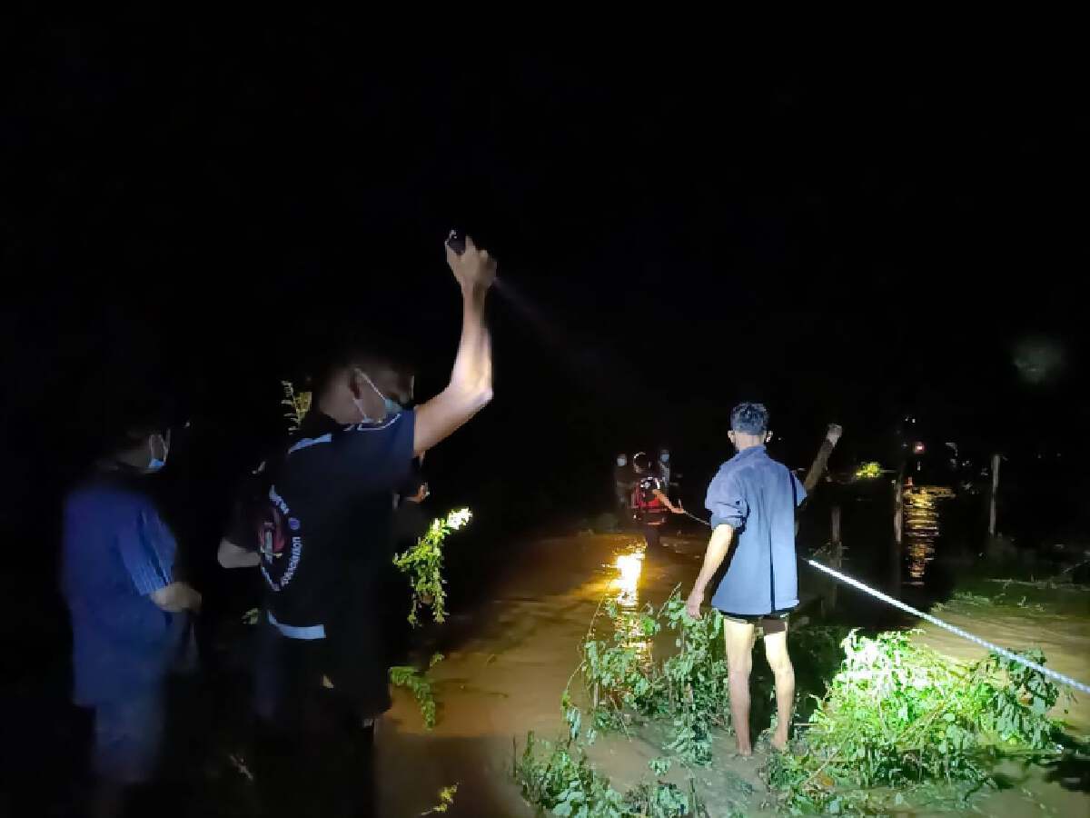 สนธิกำลังสร้างสะพานเชือก ลำเลียงผู้ติดค้างจากน้ำท่วม