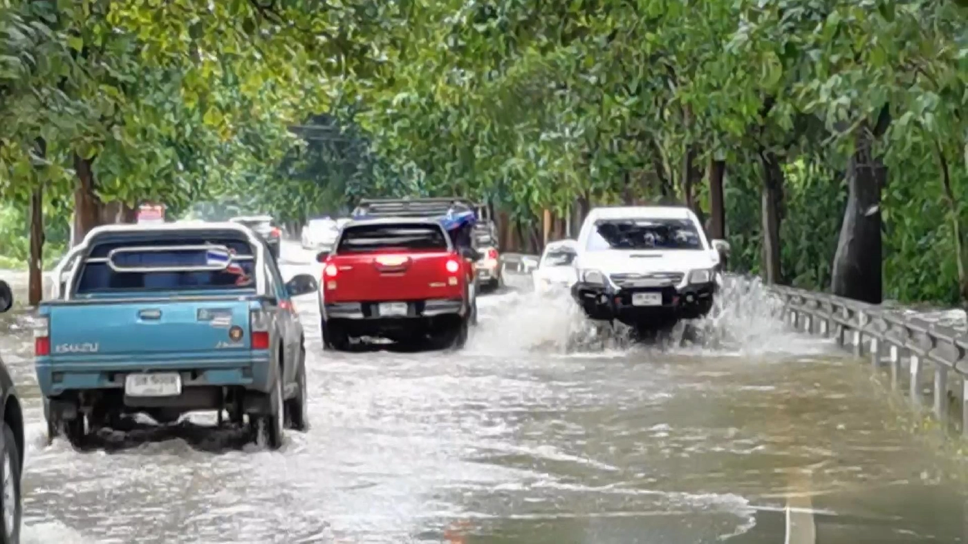 น้ำล้นอ่างทับเสลาอำเภอลานสักอ่วม ส่งผลกระทบ 4 ตำบล