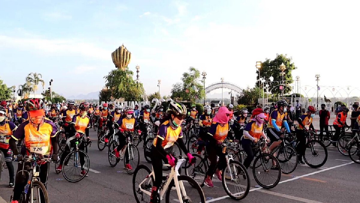 นักปั่นประเดิมปั่นจักรยานสนามแรกที่นครพนม