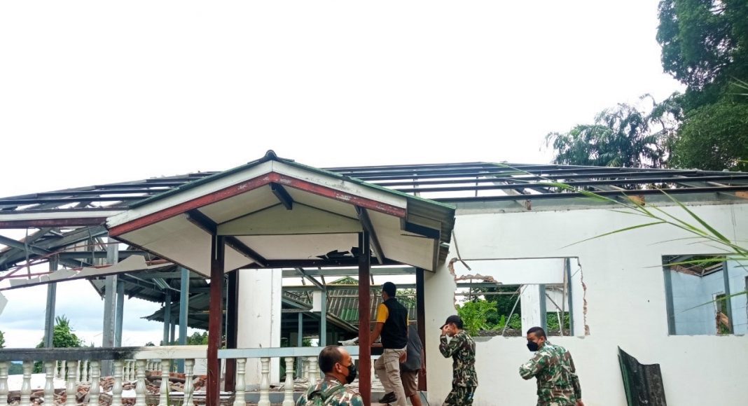 รื้อบ้านพักตากอากาศ ริมอ่างเก็บน้ำเขื่อนศรีนครินทร์ หลังยืดเยื้อ 19 ปี