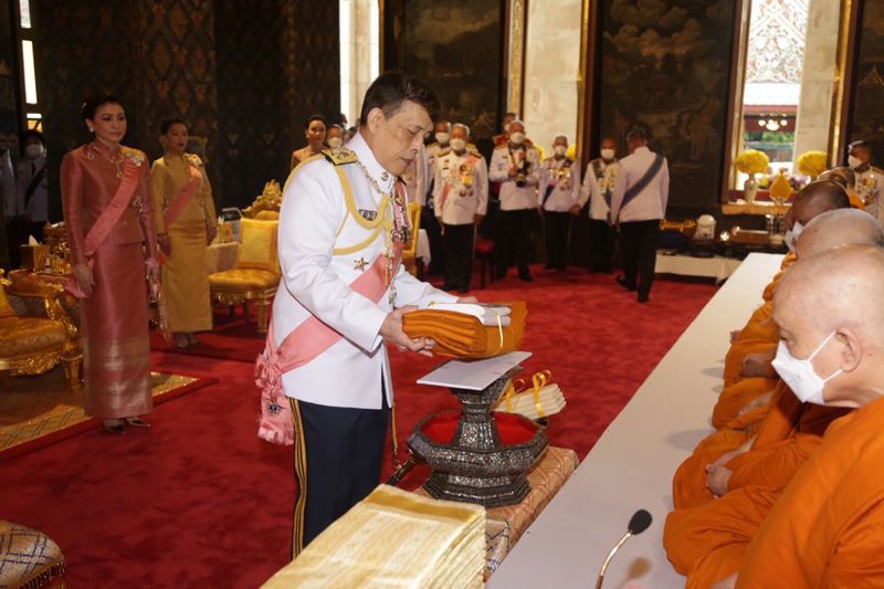 ในหลวง-พระราชินีเสด็จฯถวายผ้าพระกฐิน วัดบวรนิเวศ-วัดเบญจมบพิตรฯ
