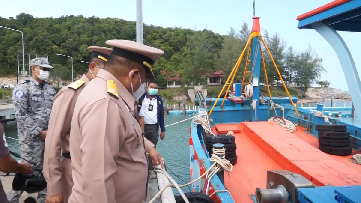 จับเรือประมงดัดแปลงลักลอบขนน้ำมันเถื่อน 35,000 ลิตร