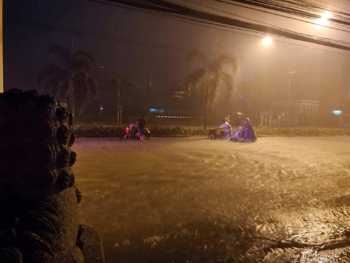 ฝนตกหนัก ทำให้แม่น้ำจันทบุรีสูงขึ้น ชป.เตือนปชช.ในพท.ขนของขึ้นที่สูง