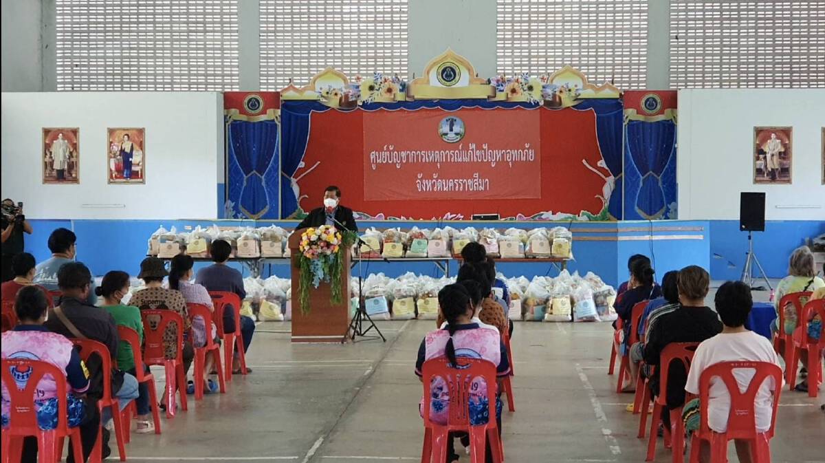รมช.มหาดไทย ลงพื้นที่มอบถุงยังชีพอำเภอโนนสูง