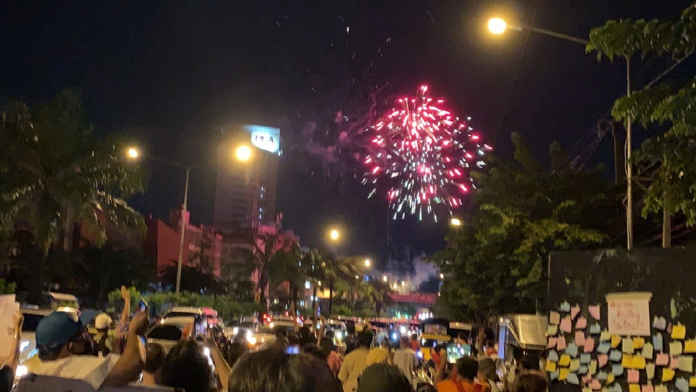 "ม็อบทะลุฟ้า" รวมตัวหน้าเรือนจำพิเศษกรุงเทพฯ เพื่อยืนยัน 4 ข้อเรียกร้อง