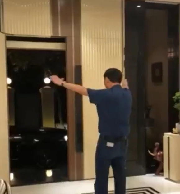 "ลูกโอ๊ค" พานทองแท้ ชินวัตร โพสต์คลิปสวมกอดพ่อ หลังจากไม่เจอกัน 3 ปี