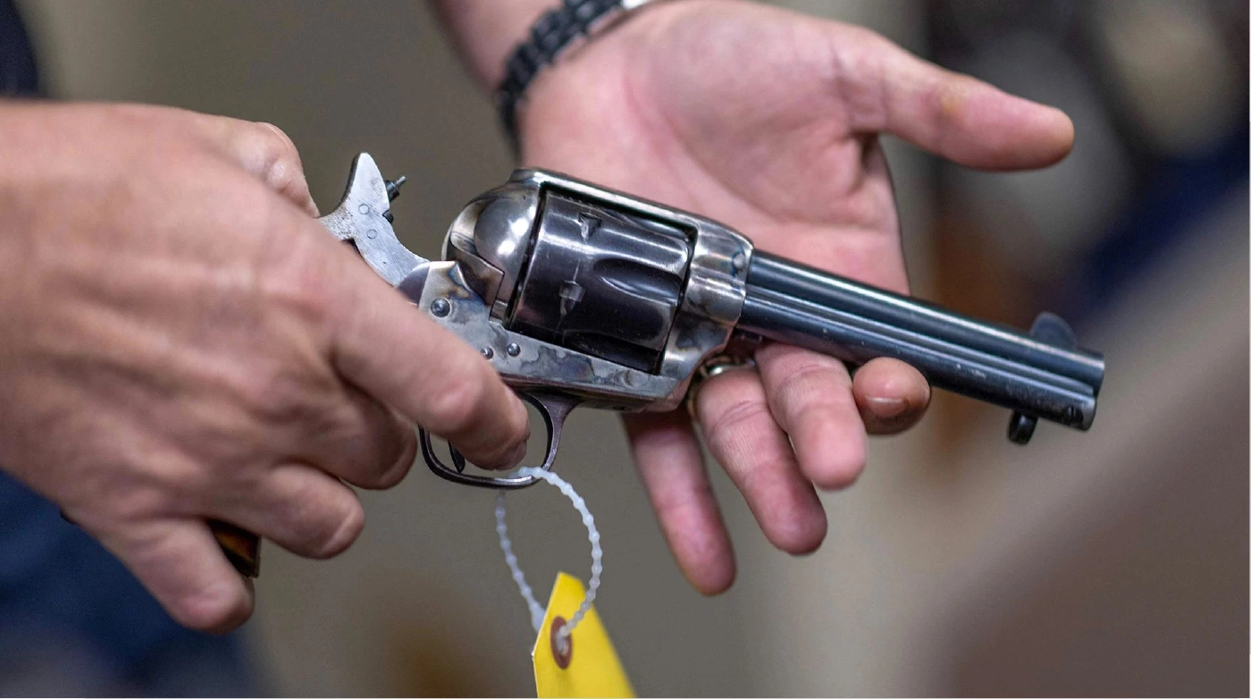 ปืนแบบเดียวกันที่ อเล็กซ์ บอลด์วิน ใช้ในการถ่ายทำภาพยนตร์เรื่อง "Rust" และคร่าชีวิต ฮาลีนา ฮัตชินส์ ผู้กำกับภาพ