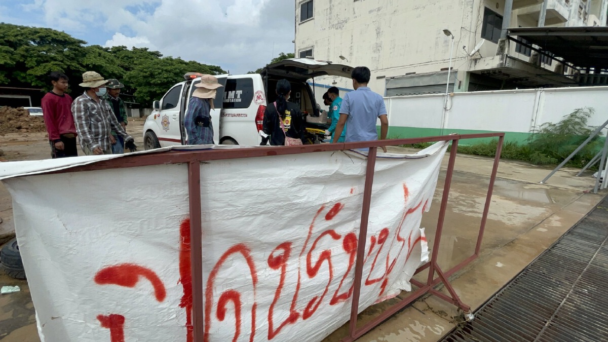 หวิดดับคนงานถูกดินสไลด์ทับลึกเกือบ2เมตร 