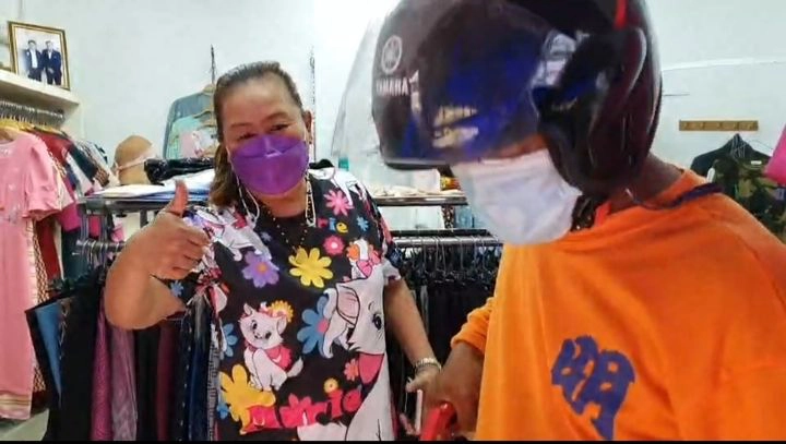 แม่ค้าขายเสื้อผ้าจัดผ้ามองไปเจอหัวงูอยู่ช่องแอร์จ๊ะเอ๋ตกใจกรี๊ดลั่น