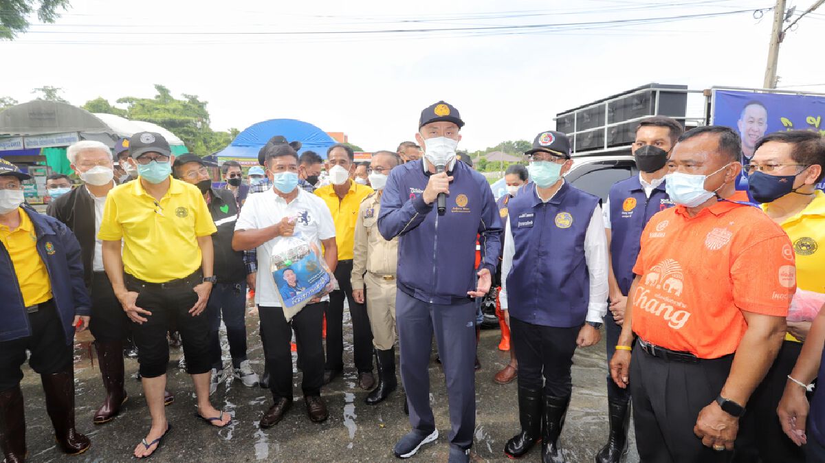 รมว.คมนาคม ลงพื้นที่มอบถุงยังชีพผู้ประสบอุทกภัย 3,300 ครัวเรือน