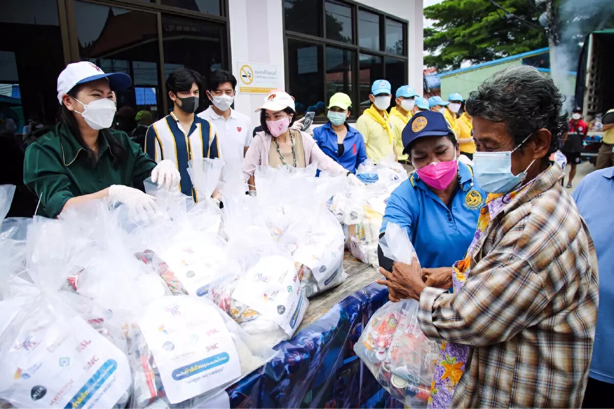 มูลนิธิเนชั่น ผนึกกำลังพันธมิตรส่งมอบถุงยังชีพช่วยพี่น้องบ้านกุ่ม