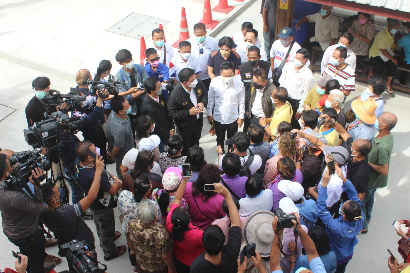 สิระ พร้อมคณะลงพื้นที่วัดเขียนเขต สอบถามกรณีเจ้าคณะ จ.ปทุมธานี ถูกปลด