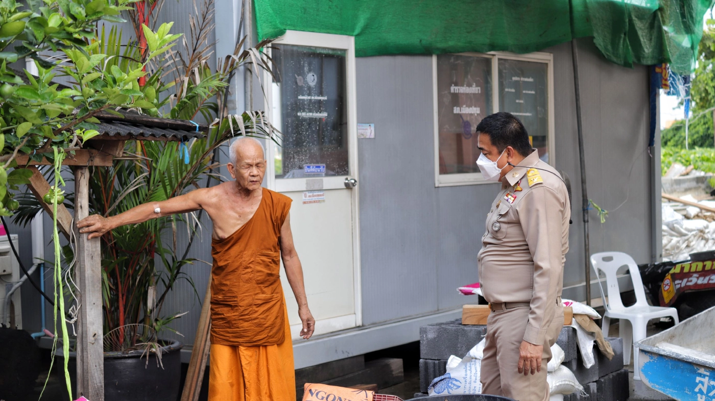 นอภ.เมืองปทุมธานี ลงพื้นที่ช่วยพระ ชาวบ้าน ทำคันกั้นน้ำ