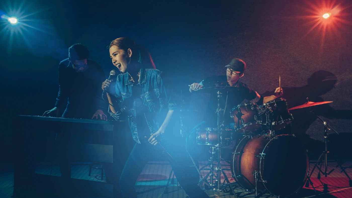 คนเล่นดนตรีในร้านอาหารยามค่ำคืน