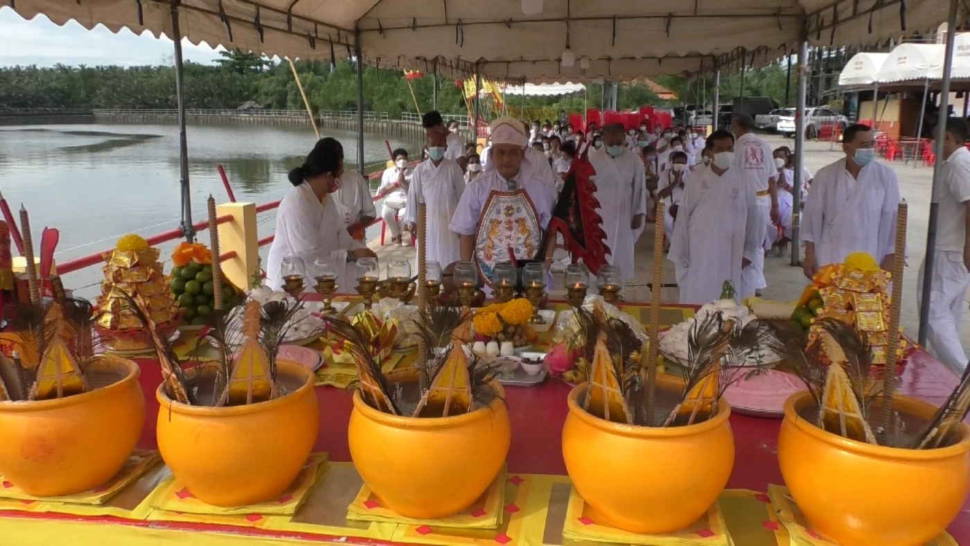 เผาเรือสำเภาพร้อมเครื่องบูชาส่งเทพเจ้าปรับเวลาหลบเคอร์ฟิว