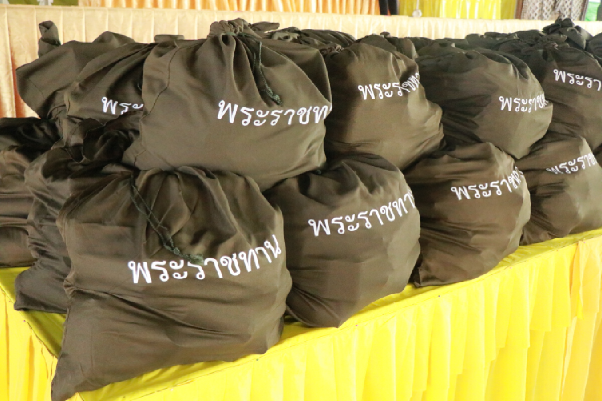 องคมนตรีเชิญถุงพระราชทาน มอบผู้ประสบภัยน้ำท่วมพิษณุโลก