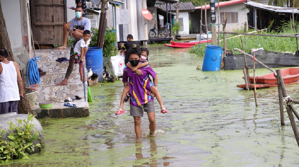นอภ.หนองเสือ สส.พิษณุ ลงพื้นที่ มอบของช่วยชาวบ้านตำบลศาลาครุ