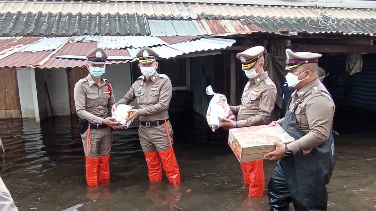 ผบช.ภ.3 รุดช่วยครอบครัวตำรวจ ถูกแม่น้ำมูลทะลักท่วมบ้านพัก