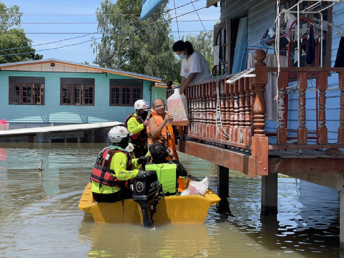 พระลุยน้ำท่วมมอบถุงปันสุขช่วยชาวบ้านบางระกำ