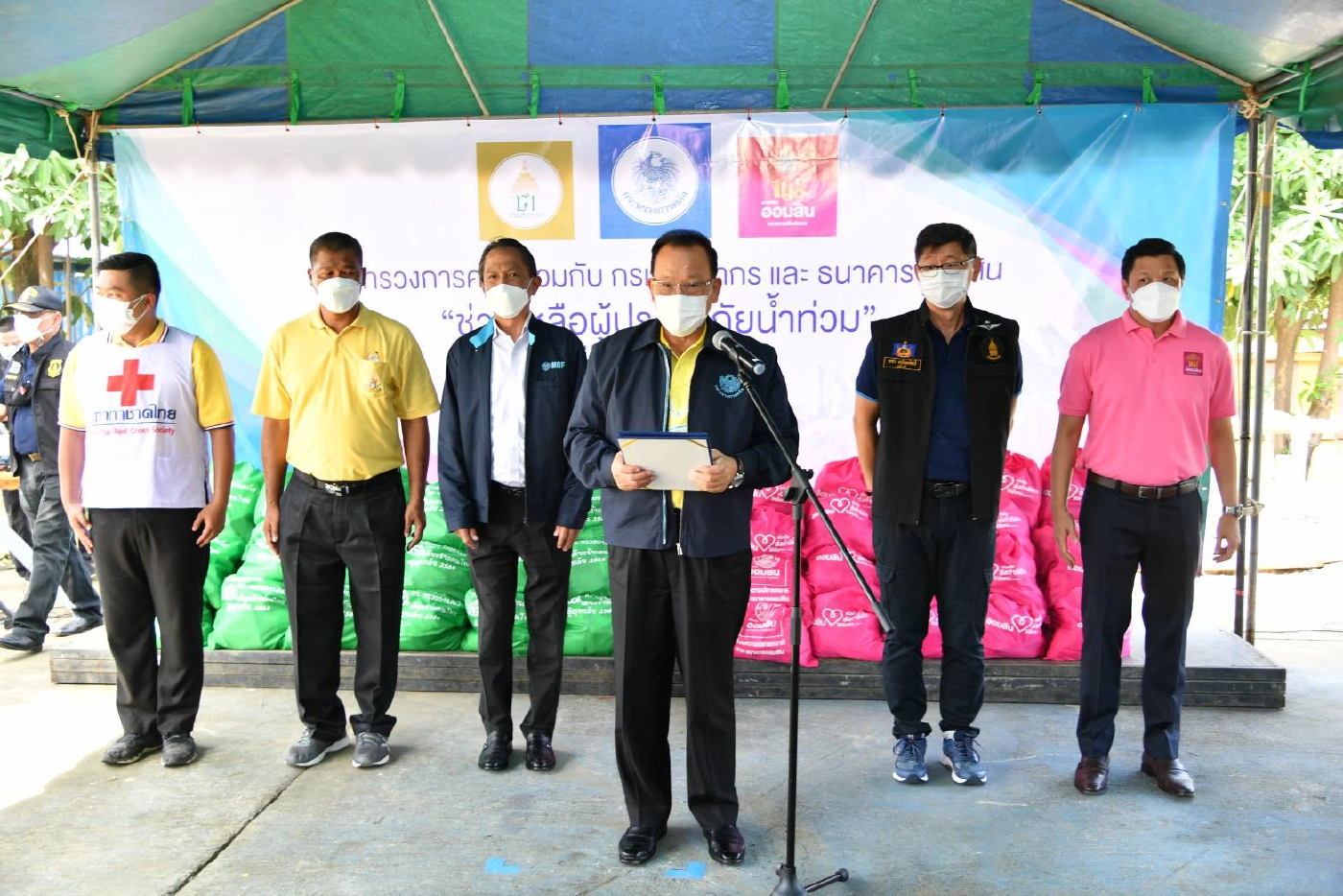 คลังลงพื้นที่อ่างทองมอบถุงยังชีพ 600 ชุด