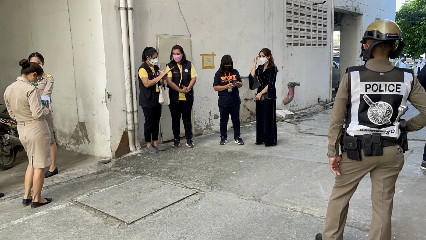 แม่เจ๊หงส์ ไม่ยอมส่งตัวลูกสาวไปรักษา ยันจะพากลับร้อยเอ็ดพร้อมพิทบูล 2 ตัว