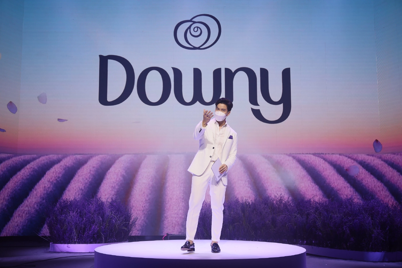 ดาวน์นี่ เนรมิตทุ่งลาเวนเดอร์ผ่านไลฟ์สุดอลังฯ  เปิดตัว น้ำยาปรับผ้านุ่มใหม่ ดาวน์นี่ พรีเมียม พาร์ฟูม  กลิ่นสวนลาเวนเดอร์ฝรั่งเศส