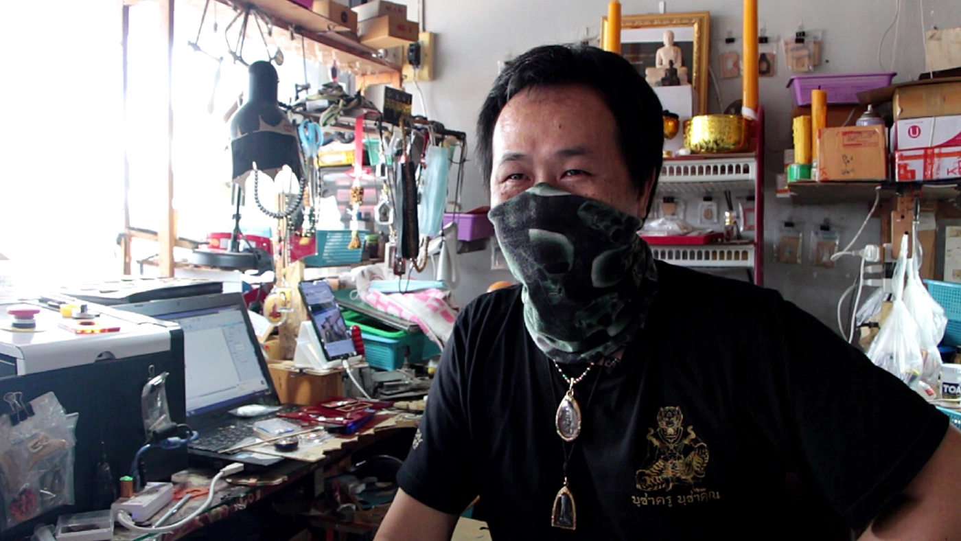 หนุ่มน้อยขอนแก่นใช้เวลาว่างจากเรียนออนไลน์ เลี่ยมพระช่วยผู้ปกครอง