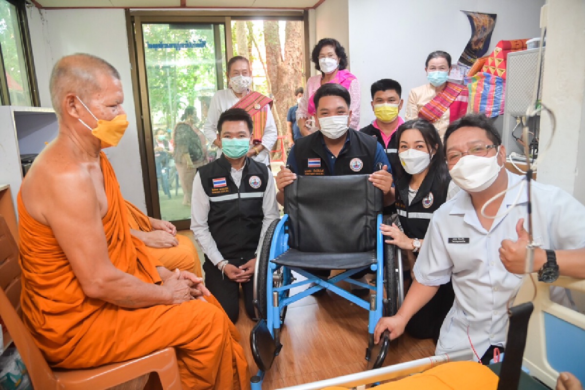ซึ้งน้ำใจ อบจ.อุบลฯนำทีมออกเยี่ยมคนป่วยถึงเตียงนอน
