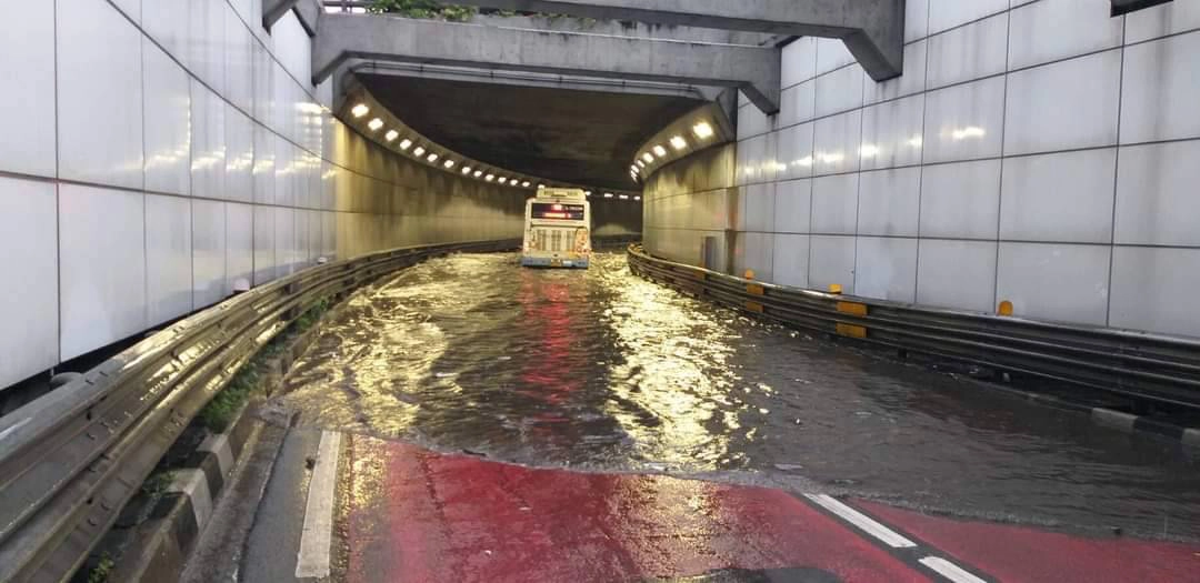 น้ำท่วมขังสูงในอุโมงค์ดินแดง