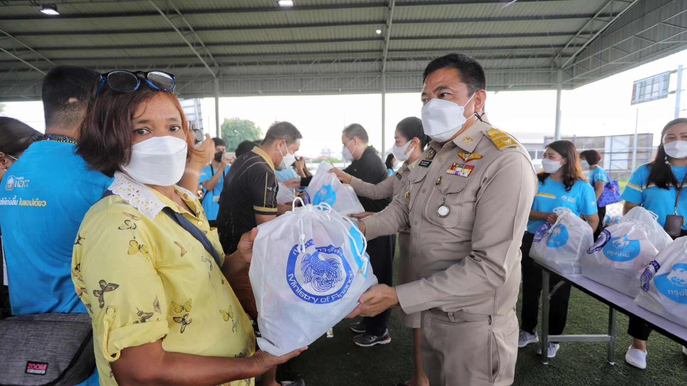 ปลัดกระทรวงการคลัง ลงพื้นที่มอบถุงยังชีพชุมชนริมน้ำ