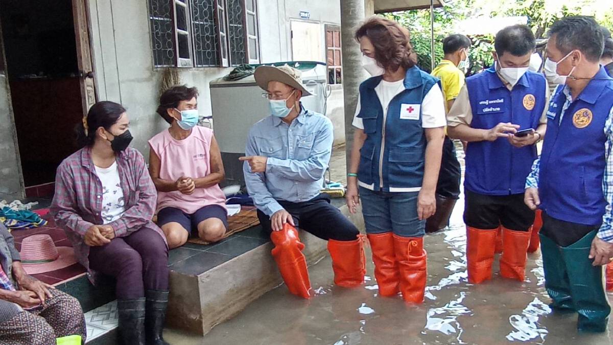 ผู้ว่าฯลุยน้ำมอบถุงยังชีพชาวบ้าน อ.พิมาย ขณะที่น้ำท่วมขังอยู่หลายตำบล