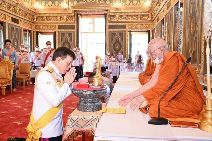 ในหลวง ทรงบำเพ็ญพระราชกุศลถวายผ้าพระกฐิน วัดราชบพิธฯ-วัดพระเชตุพนฯ