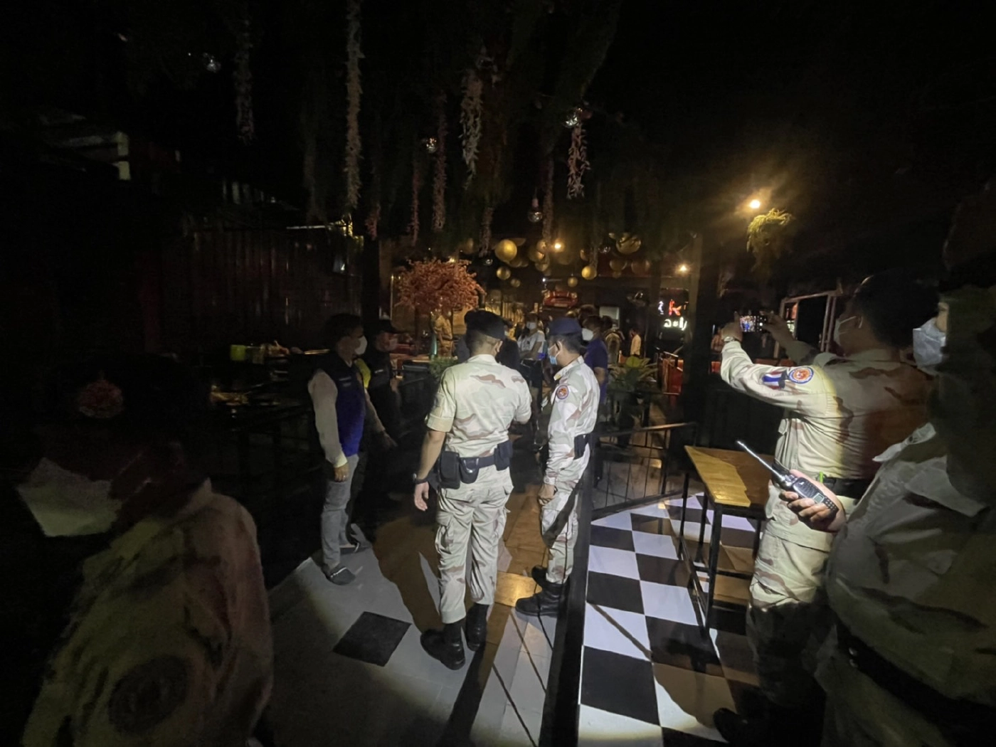 งามหน้า บุกจับสถานบริการฝ่าฝืน พ.ร.ก. ฉุกเฉิน กลางเมืองโคราช